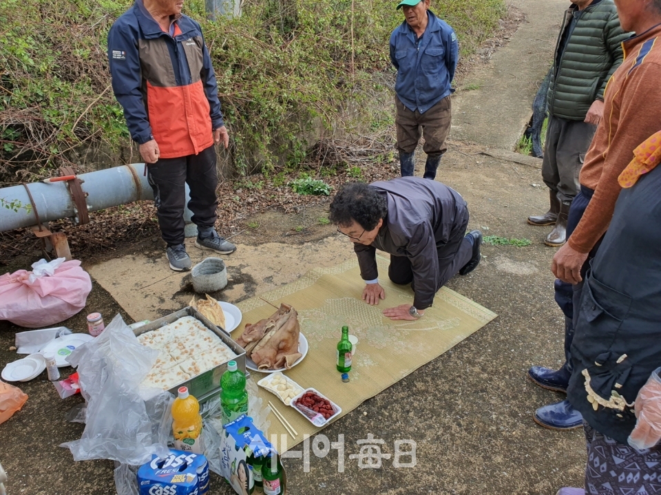 [예주 마을의 특별한 고사 를 지내고있다]