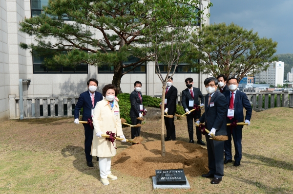 식전행사로 기념식수를 심고있다. 사진 대구보건대학교 제공