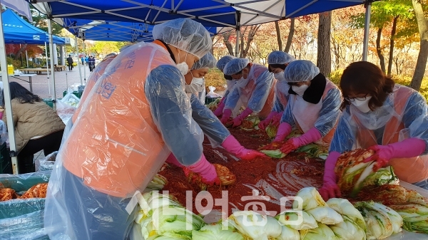 김장김치를 . 유병길 기자