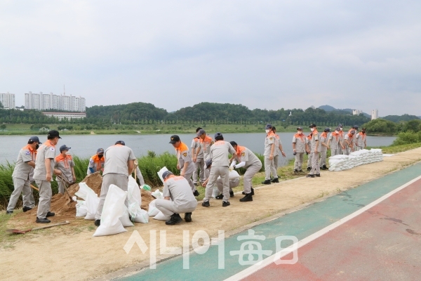 의용소방대 제방쌓기 시연. 안동소방서 제공