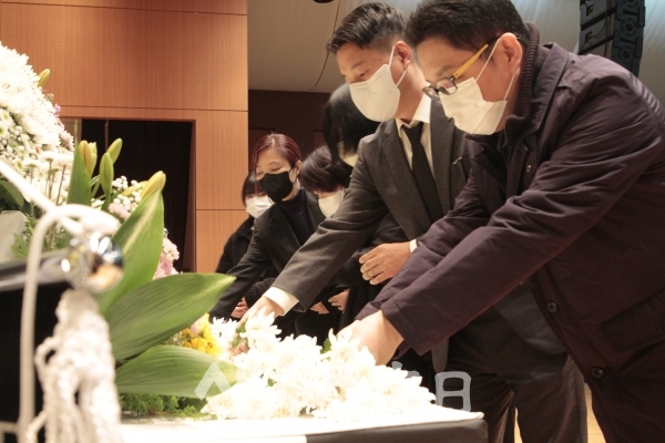 국학회원과 시민들이 헌화를 하고 있다.  국학원 제공