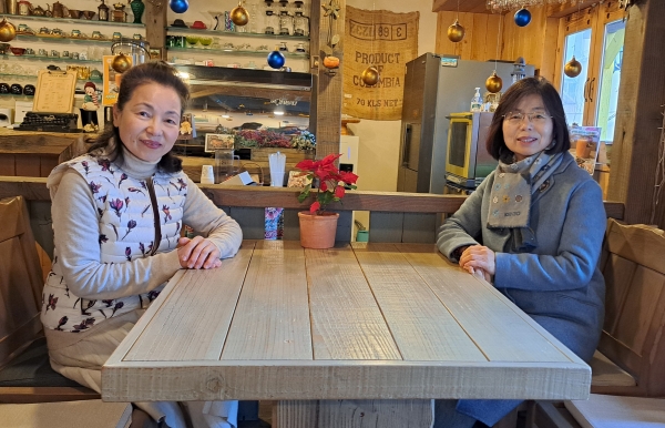 카페 프라하에서 만난 자매. 정승원(왼쪽부터), 혜순 씨. 강지윤 기자