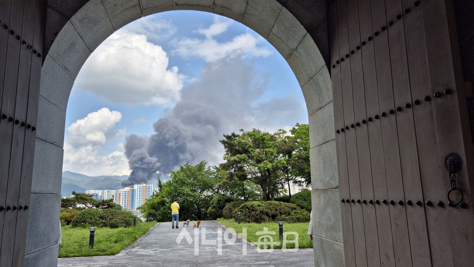 만촌동 영남제일관 성문속으로 본 화재현장 하늘 전경.  정지순 기자