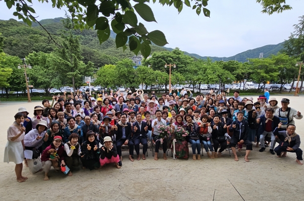 창립식 행사를 마치고 참석자들이 기념 촬영하고 있다. 권오훈기자