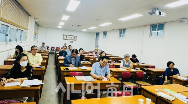 20여 명의 회원들이 오픈 합평회에 참석하고 있다. 박미정 기자