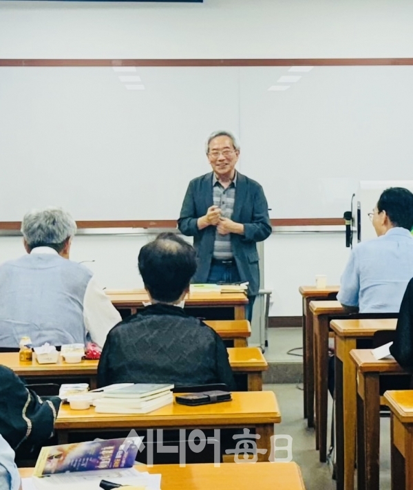 조이섭 수필가가 합평을 하고 있다. 박미정 기자