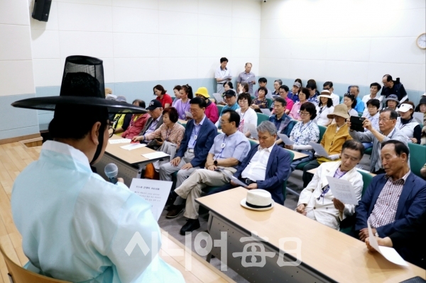 노계 박인로 선생의 조홍시가를 시조창 으로 부르는 방종현 수필가