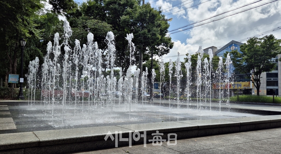 만촌동 메트로팔레스 아파트 단지 주변에 가동중인 바닥분수 전경.  사진= 정지순 기자