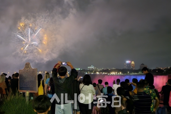 야간 폭죽 놀이. 전용희기자