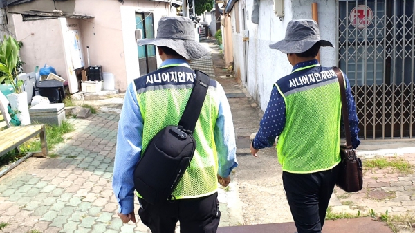 '시니어치안지킴이‘ 참여자 어르신들이 지역 구석구석 다니며, 순찰 활동을 하고 있다. 도창종 기자