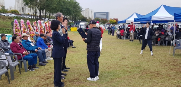 선수 대표가 선서를 하고 있다. 김영조 기자