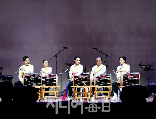 국악부 삼도 설장구 휘모리장단 연주  좌로부터 임정호. 노선조. 권은미. 방종현. 방롱미 학생